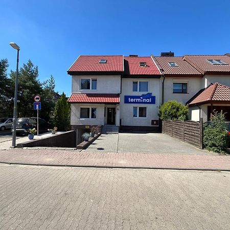 Terminal Family Airport Hostel Poznan Exterior photo