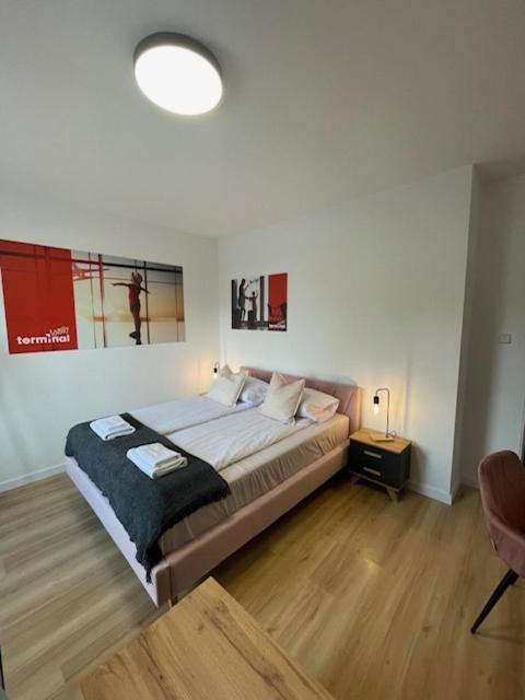 Terminal Family Airport Hostel Poznan Exterior photo