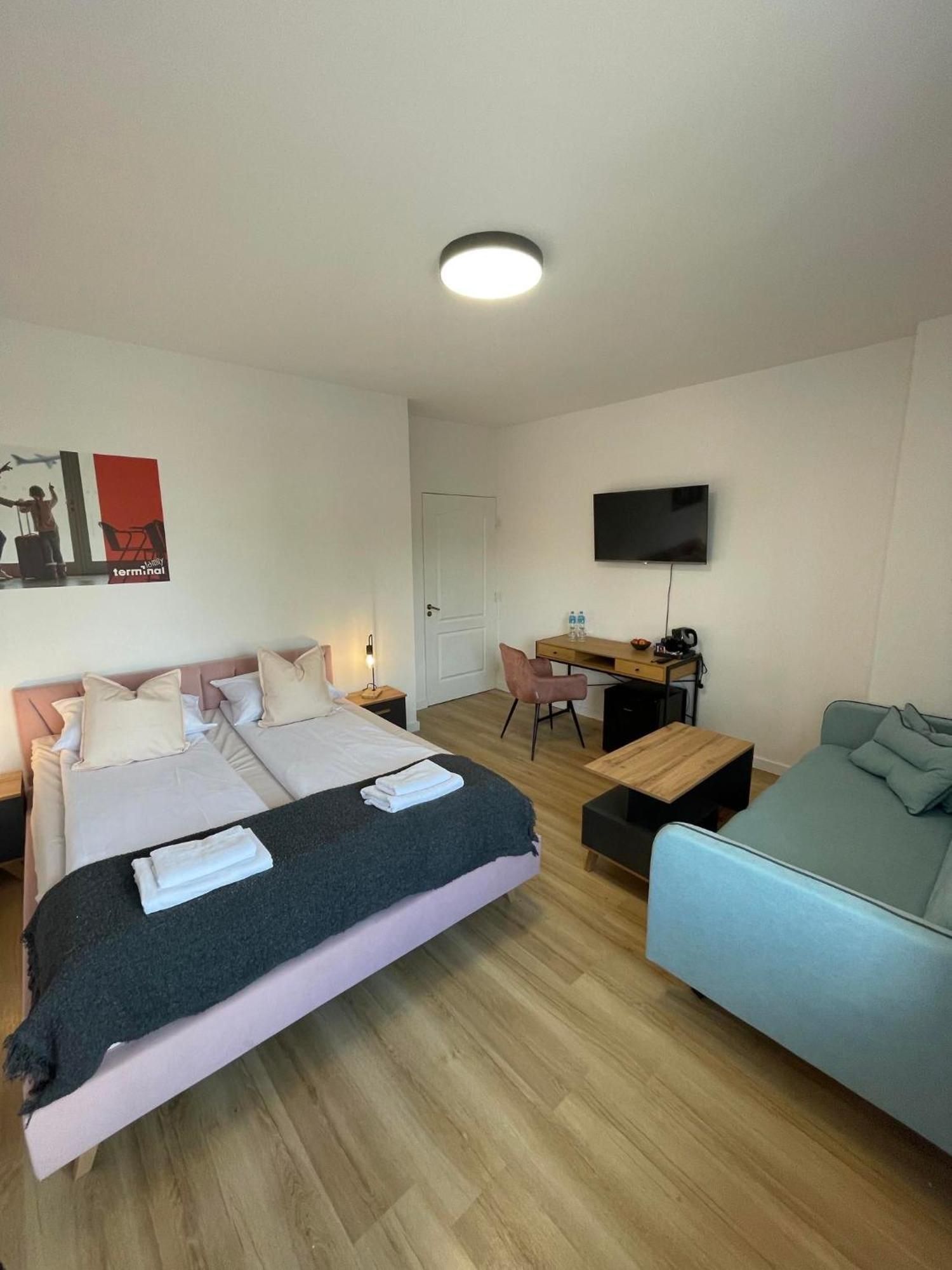 Terminal Family Airport Hostel Poznan Exterior photo